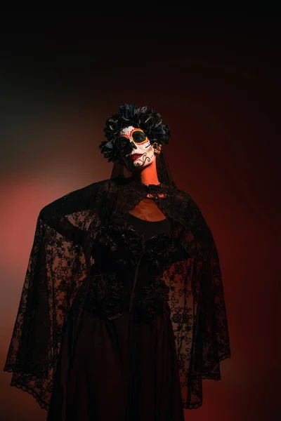 Femme en santa muerte costume d'Halloween debout sur fond bordeaux — Photo de stock