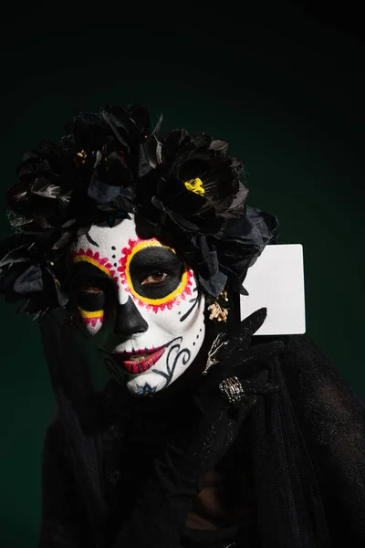 Retrato de la mujer en el día de la muerte halloween traje celebración tarjeta aislada en verde oscuro - foto de stock