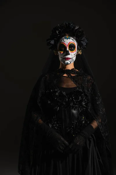 Vue de face de la femme dans la journée mexicaine traditionnelle de costume mort et de maquillage isolé sur noir — Photo de stock