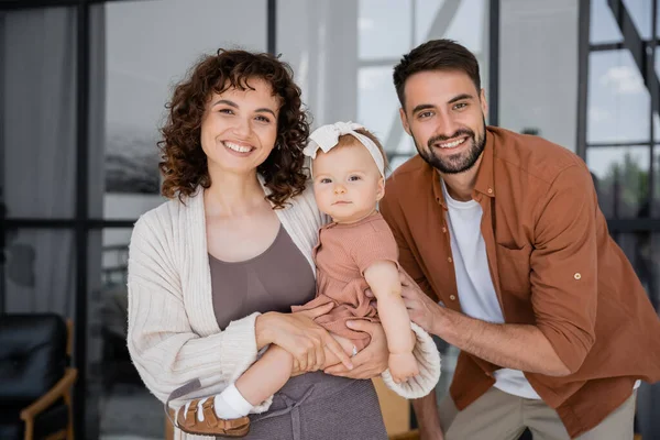 Портрет счастливой семьи с младенцем девочка смотрит в камеру — стоковое фото