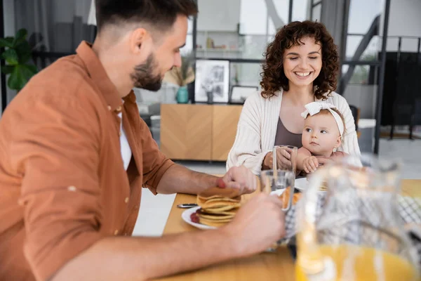 Homme barbu petit déjeuner avec femme heureuse et fille bébé — Photo de stock