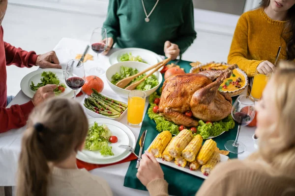 Vista aerea di gustosa cena vicino alla famiglia che celebra il Ringraziamento a casa — Foto stock