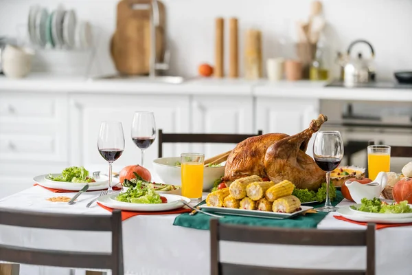 Delicious thanksgiving turkey near drinks and dinner on table — Stock Photo