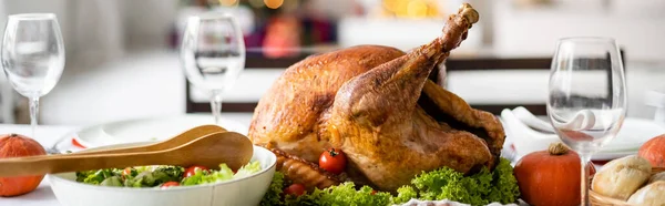 Delicious roasted turkey and fresh vegetable salad near pumpkin and glasses, banner — Stock Photo