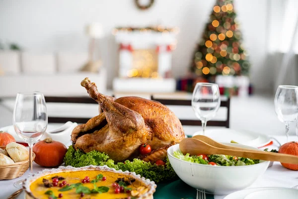 Dîner traditionnel d'Action de grâces avec dinde rôtie et tarte à la citrouille près de la salade de légumes frais — Photo de stock