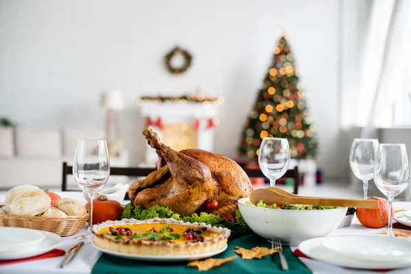 Pumpkin pie with cranberries near roasted turkey and fresh vegetable salad served for thanksgiving dinner — Stock Photo