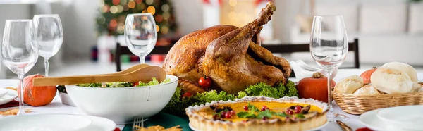 Saboroso peru assado perto de torta de abóbora e salada de legumes servidos para o jantar de ação de graças tradicional, banner — Fotografia de Stock