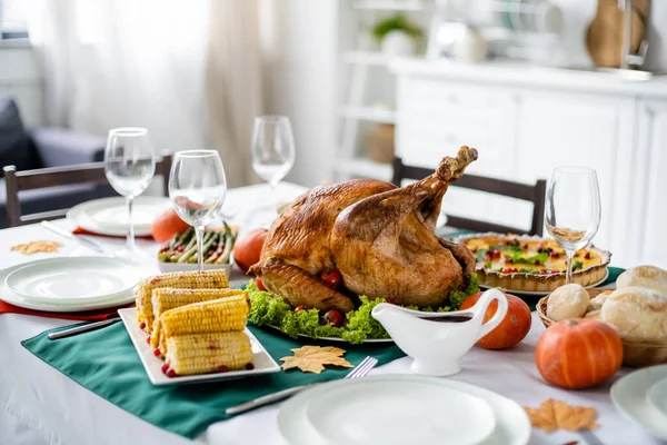 Dinde rôtie traditionnelle et maïs grillé sur la table servi avec dîner d'Action de grâces — Photo de stock