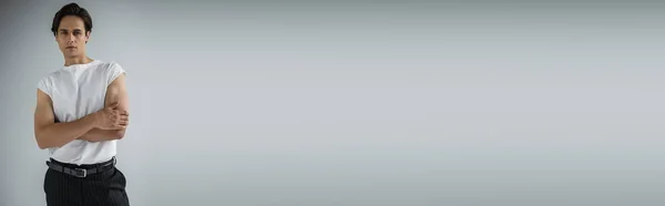 Trendy bruna modello incrocio braccia isolato su grigio, banner — Foto stock