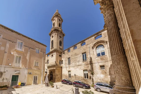 サン・ドメニコ・グスマン教会の学長の鐘楼。Monoi, Bari,プーリア州,イタリア — ストック写真