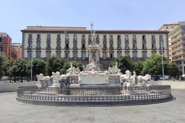 Napoli 'nin Municipio Meydanı' ndaki Neptün çeşmesi. Arka planda San Giacomo Sarayı, Napoli Belediyesi 'nin merkezi.