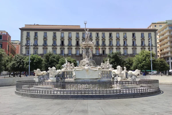 Napoli 'nin Municipio Meydanı' ndaki Neptün çeşmesi. Arka planda San Giacomo Sarayı, Napoli Belediyesi 'nin merkezi.