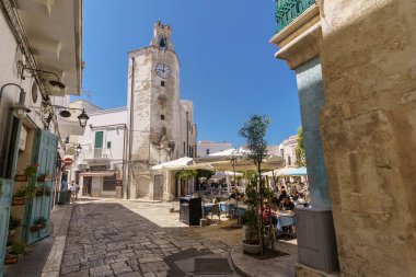 Garibaldi Meydanı 'ndaki saat kulesi. İtalya, Puglia, Monopoli 'nin tarihi merkezinde şehir merkezi.