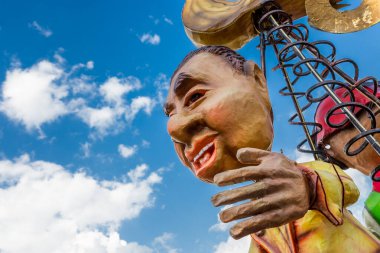 Gaeta, Lazio, İtalya sokaklarındaki karnaval geçit töreninde alegorik şamandıra