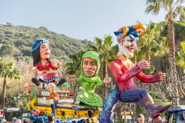 Gaeta, Lazio, İtalya sokaklarındaki karnaval geçit töreninde alegorik şamandıra