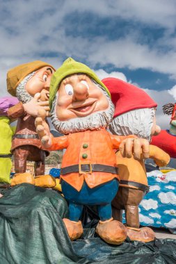 Prenses Pamuk Prenses 'ten utangaç cüce ve yedi cüce masalı. Karnaval sırasında alegorik şamandıra