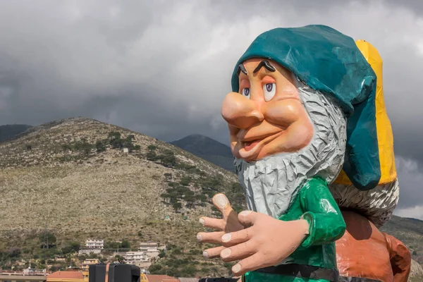 Prenses Pamuk Prenses 'ten Uykucu Cüce ve Yedi Cüce Masalı. Karnaval sırasında alegorik şamandıra