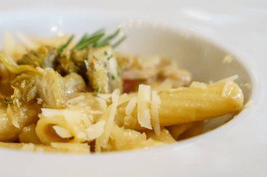 İtalyan Maccheroni whit enginarı, maydanoz ve parmesan peyniri. İtalyan Yemekleri