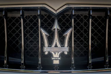 Maserati araba şirketinin mızrak logosu. İtalyan lüks araç üreticisinin logosu Bolognas Piazza Maggiore, Bologna, İtalya, Temmuz 2021 'deki Neptün Çeşmesi' ne dayanmaktadır.