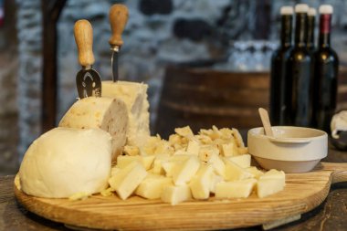 Çeşitli İtalyan peynirleri, parmesan peyniri, Pecorino ve ballı biberli caciotta. İtalyan Yemekleri