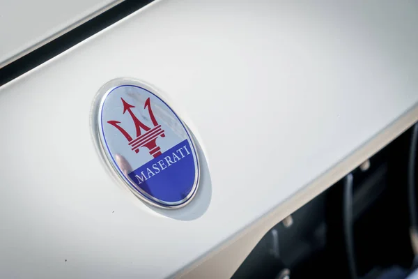 マセラティ自動車会社のトライデントロゴ イタリアの高級車メーカーのロゴは ボローニャの海王星の噴水に基づいていますPiazza Maggiore ボローニャ イタリア 2021年7月 — ストック写真