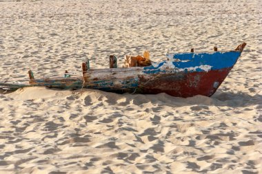 Küçük bir balıkçı teknesi fırtınaya yakalanmış ve Afrika 'nın Cape Verde kentindeki Sal Adası sahilinde terk edilmiş..