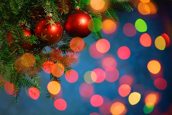 aydınlık arka plan üzerinde Noel ağacı biblo