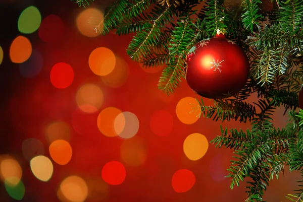 Karácsonyfa csecsebecse, fényes háttéren — Stock Fotó