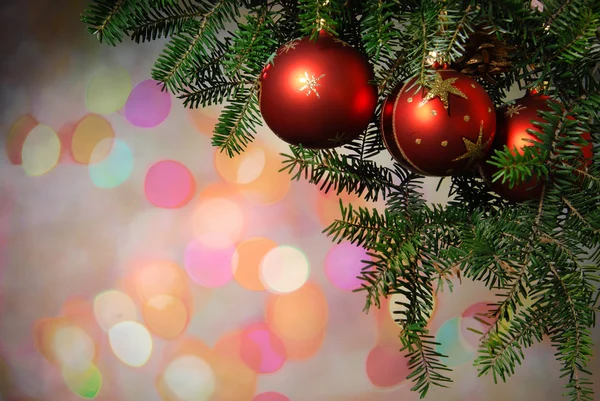 Різдвяна ялинка на яскравому фоні — стокове фото