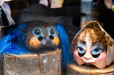 Basel, İsviçre - 21 Şubat. İki karnaval maskesi yakın plan.