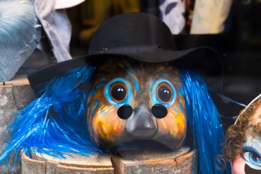 Basel, İsviçre - 21 Şubat. Tek bir karnaval maskesinin yakın çekimi