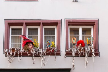 Basel, İsviçre - 21 Şubat. Maske ve renkli çelenklerle karnaval pencereleri dekorasyonu