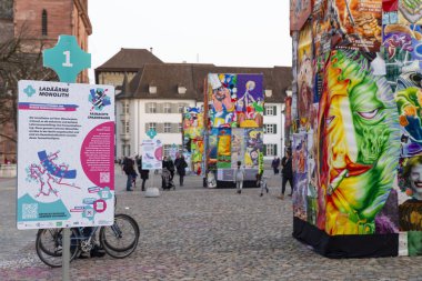 Basel, İsviçre - 21 Şubat. Karnaval feneri sergisi olan katedral meydanı.