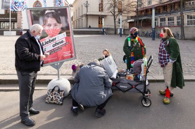 Basel, İsviçre - 21 Şubat. Bir grup karnaval şenlikçisi at arabalarıyla ilgileniyor.