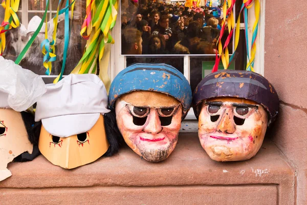Basilej Švýcarsko Února Čtyři Karnevalové Masky Sedící Parapetu — Stock fotografie