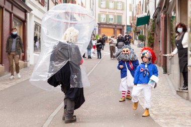 Basel, İsviçre - 21 Şubat. Geçici tehlikeli madde giysisi giymiş tek bir karnaval şenlikçisi.