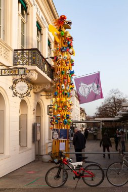 Basel, İsviçre - 21 Şubat. Renkli karnaval heykeli