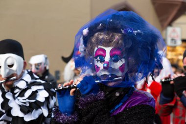 İsviçre, Basel, 8 Mart 2022. Piccolo flüt çalgıcılarından oluşan bir gruba yakın çekim