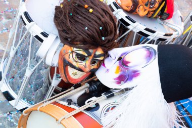 İsviçre, Basel, 7 Mart 2022. Karnaval maskelerini ve davullarını kapatın.