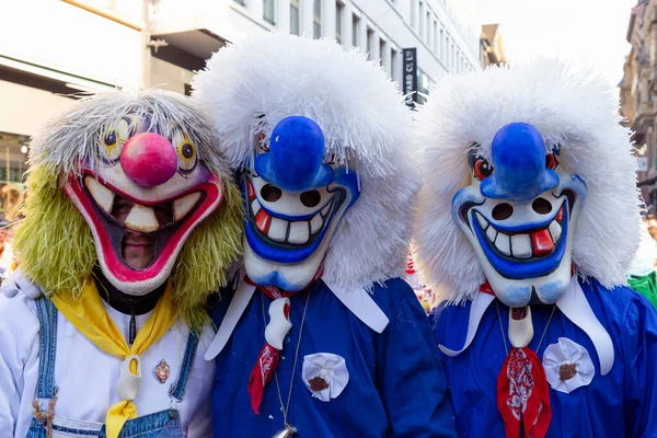 İsviçre, Basel, 8 Mart 2022. Üç karnaval katılımcısının araba maskesi taktığı yakın çekim.