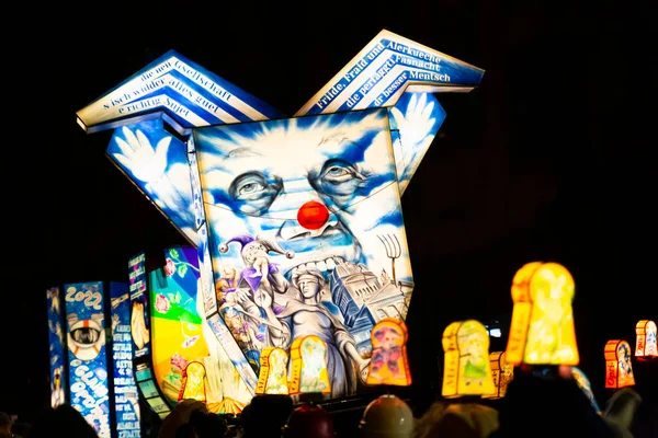 スイス バーゼル 2022年3月7日 カーニバル中の美しい背の高い照明のメインランタン Morgesraichパレード — ストック写真