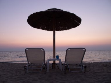 bir plajda şezlong şemsiye