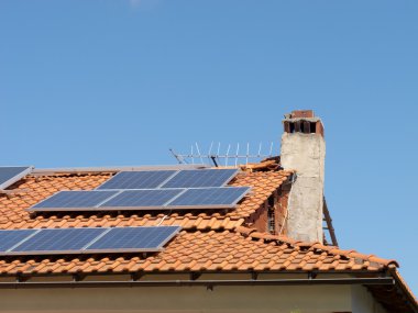 bir çatıda güneş panelleri