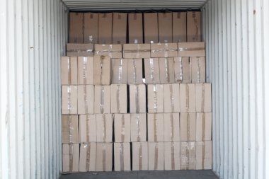 bir kap içinde kağıt kutular