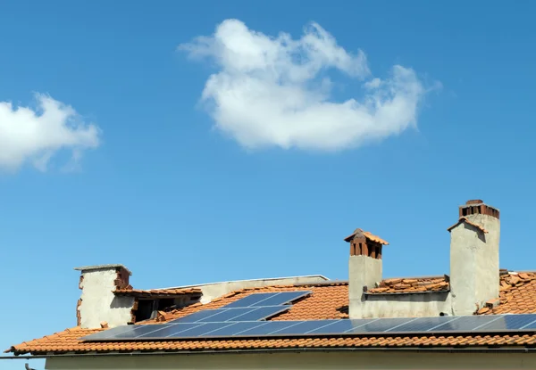 Paneles solares en una azotea —  Fotos de Stock