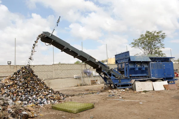 Zerkleinerungsmaschine auf einem Recyclinghof — Stockfoto