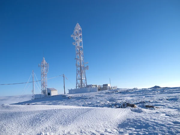 Замороженная телекоммуникационная антенна — стоковое фото