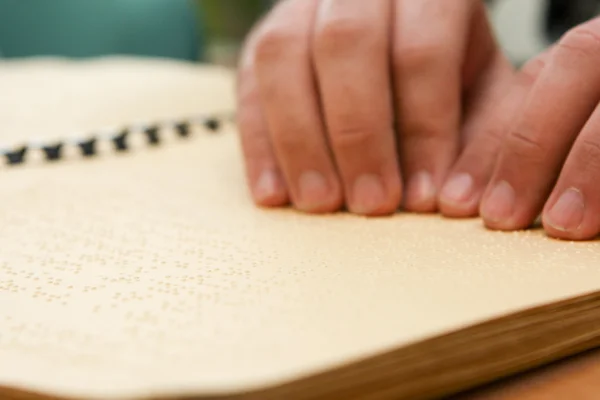 Leitura de mãos em braille — Fotografia de Stock