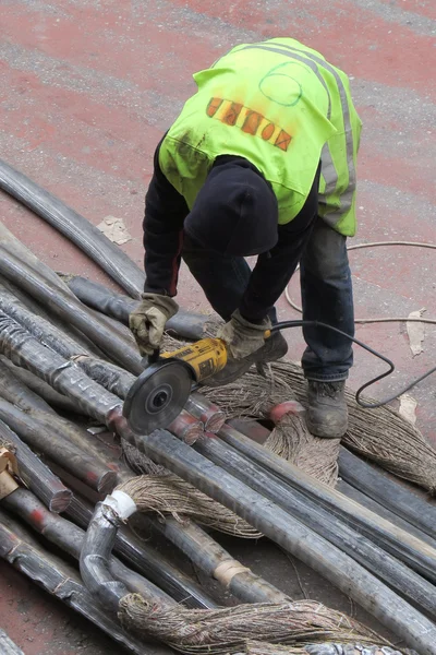 Cables de corte del trabajador —  Fotos de Stock