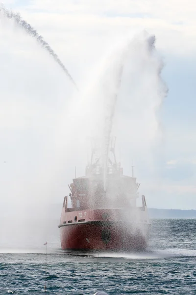Barco de combate a incêndios — Fotografia de Stock